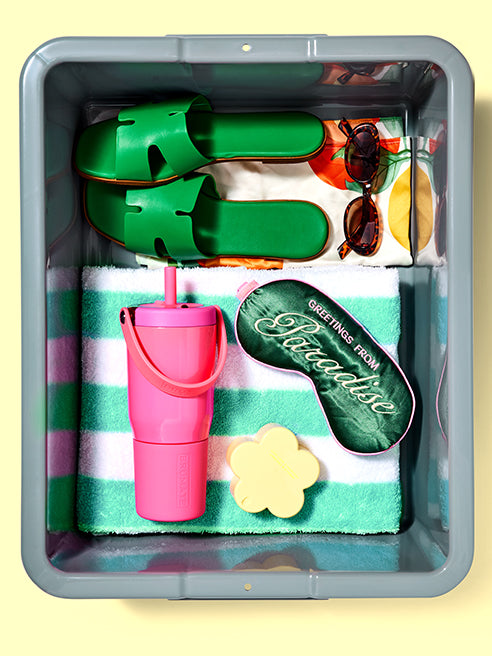 A person holding a Resa 35oz in Blue Agave